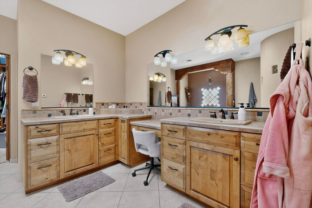 Image 20 of property listing at 1 Caballo Sendero, Placitas, NM 87043