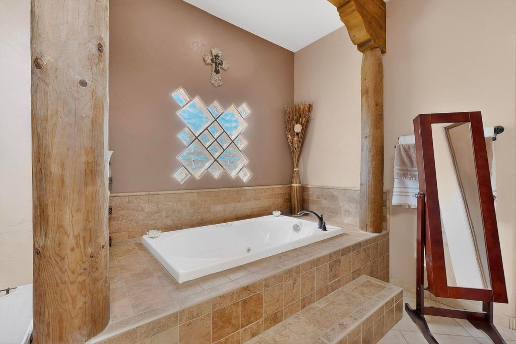 Image 22 of property listing at 1 Caballo Sendero, Placitas, NM 87043