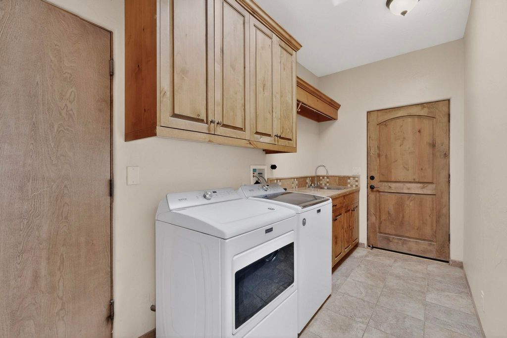 Image 32 of property listing at 1 Caballo Sendero, Placitas, NM 87043