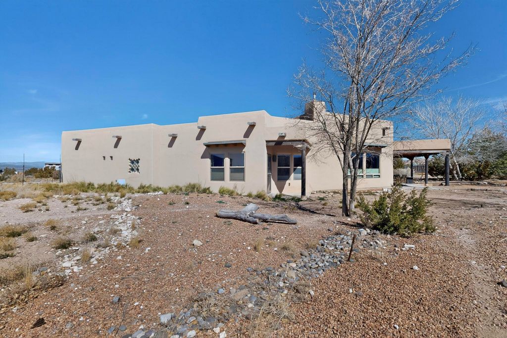 Image 4 of property listing at 1 Caballo Sendero, Placitas, NM 87043