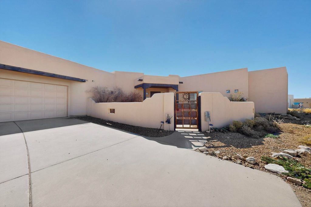 Image 5 of property listing at 1 Caballo Sendero, Placitas, NM 87043