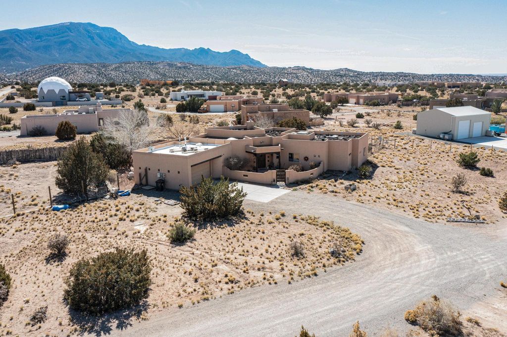 Image 8 of property listing at 1 Caballo Sendero, Placitas, NM 87043