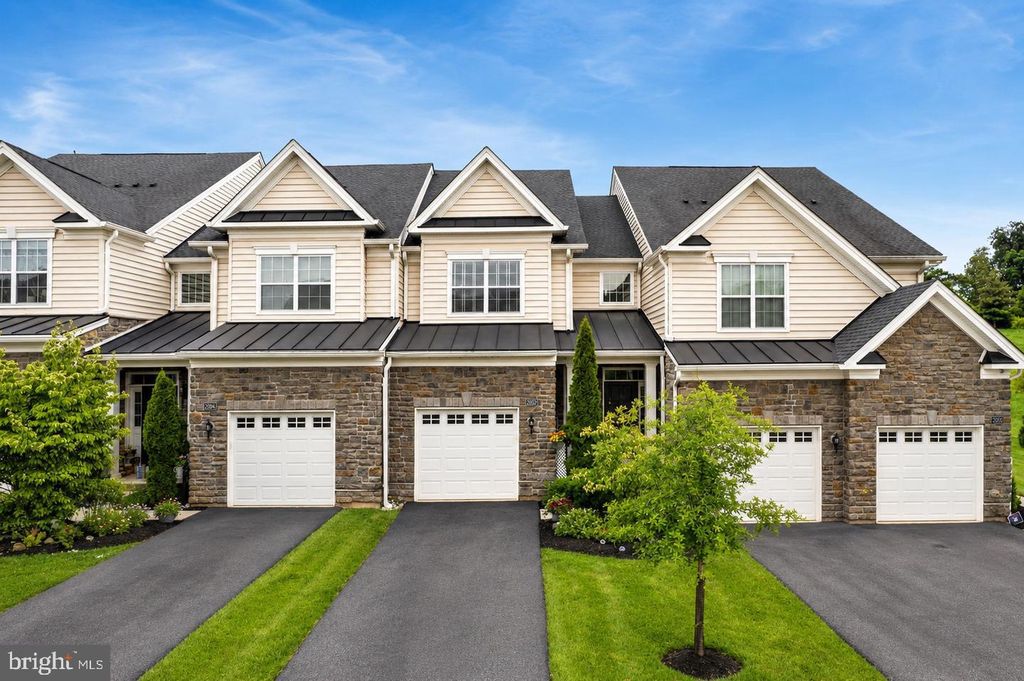 2002 JULIA DR, CONSHOHOCKEN, PA 19428 — exterior