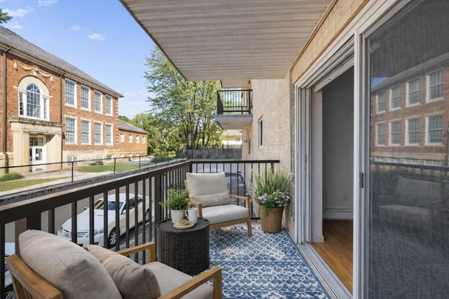 15 Francis St 16, Brookline, MA 02446