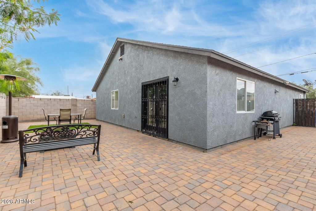 Image 10 of property listing at 832 S 31st Ave Avenue, Phoenix, AZ 85009