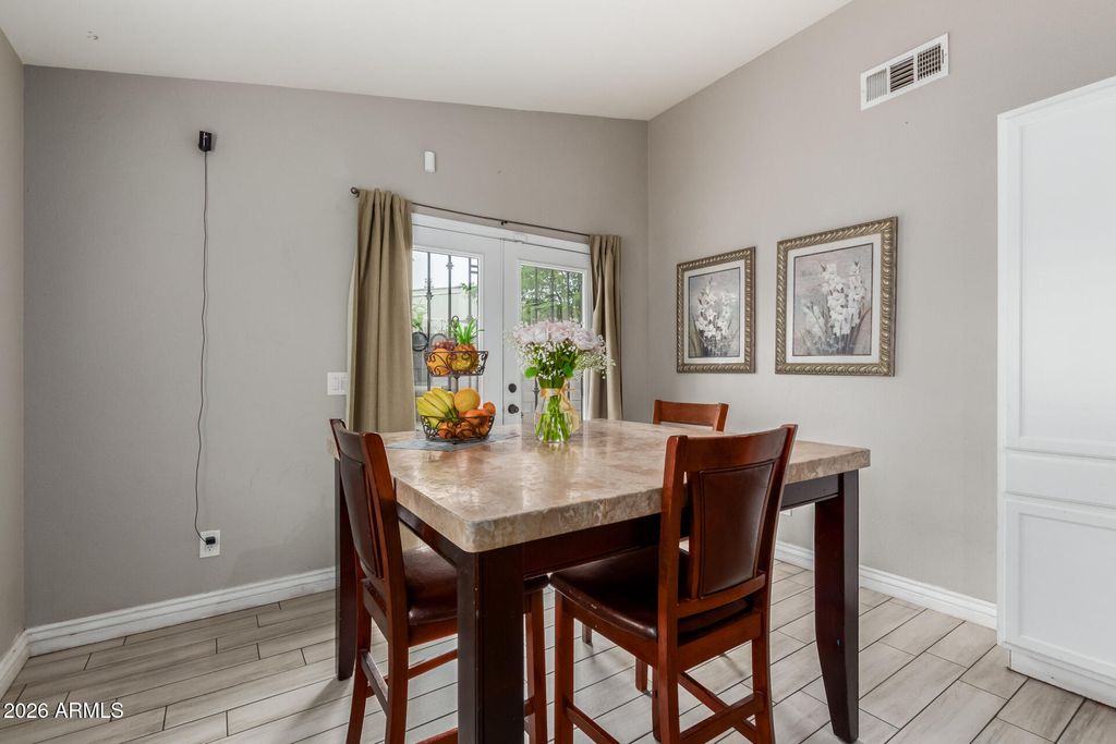 Image 13 of property listing at 832 S 31st Ave Avenue, Phoenix, AZ 85009