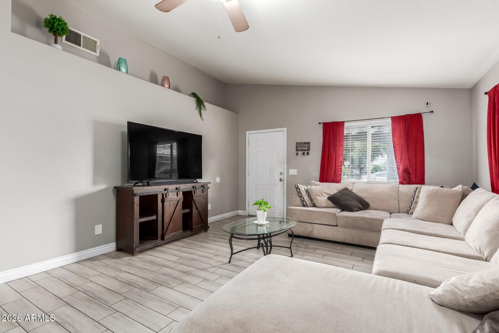 Image 4 of property listing at 832 S 31st Ave Avenue, Phoenix, AZ 85009