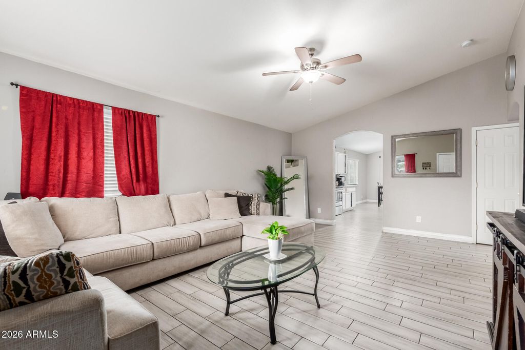 Image 5 of property listing at 832 S 31st Ave Avenue, Phoenix, AZ 85009