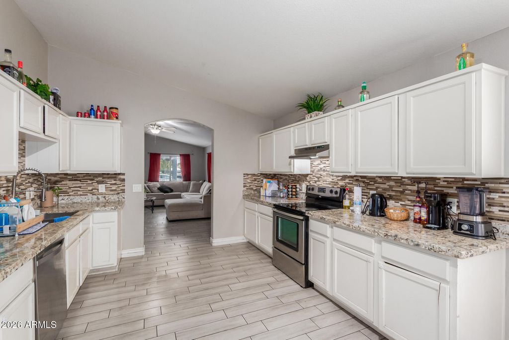 Image 8 of property listing at 832 S 31st Ave Avenue, Phoenix, AZ 85009