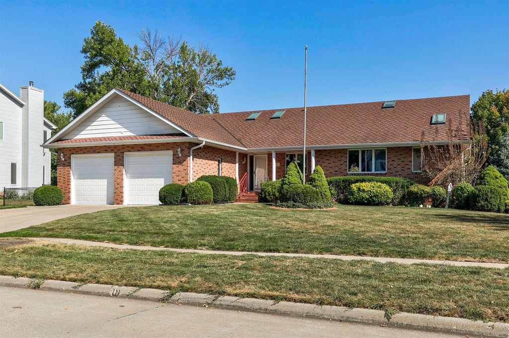 5821 S Winwood Drive, Johnston, IA 50131