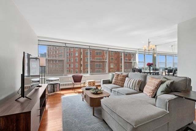 3900 N Lake Shore Drive 9B, Chicago, IL 60613