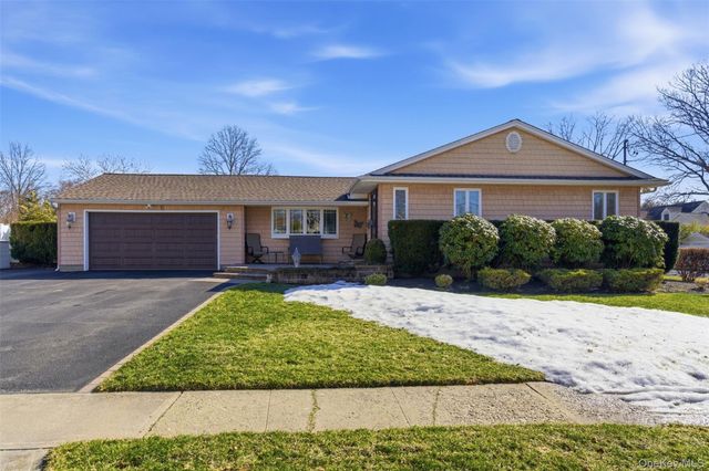 15 Leeward Lane, Commack, NY 11725