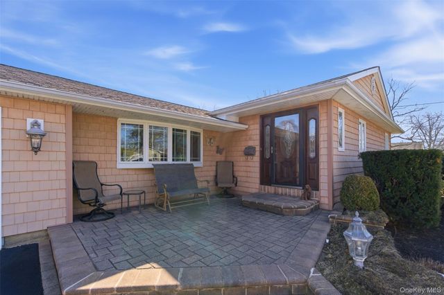 15 Leeward Lane, Commack, NY 11725