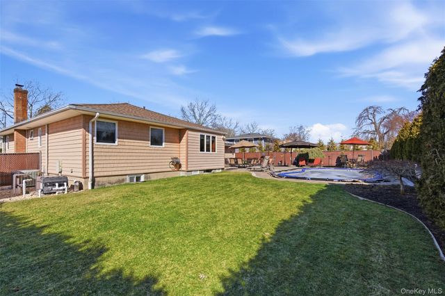 15 Leeward Lane, Commack, NY 11725