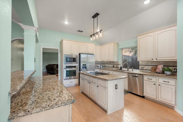 1002 Muirfield Drive, Mansfield, TX 76063