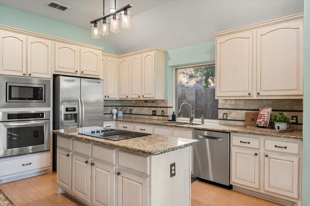 1002 Muirfield Drive, Mansfield, TX 76063