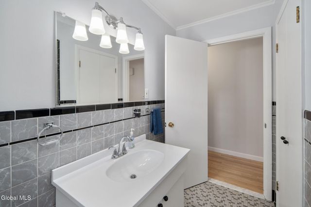 42 Jennifer Road, Glenville, NY 12302