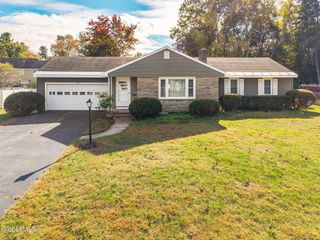 42 Jennifer Road, Glenville, NY 12302