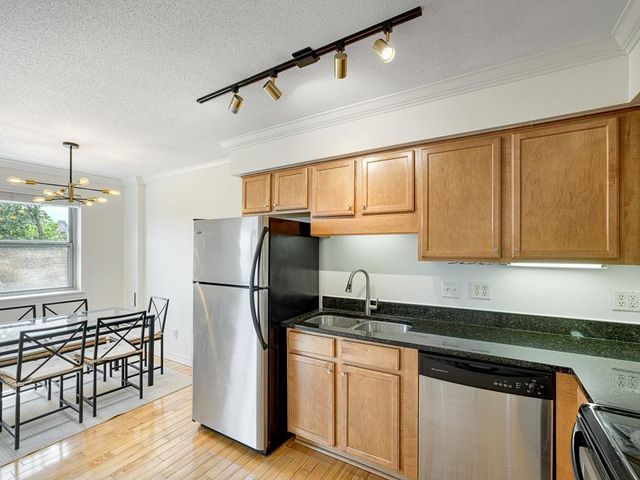 2727 W 43rd Street 409, Minneapolis, MN 55410