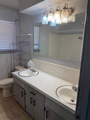 718 SW Ranch Oak Blvd, Lawton, OK 73501