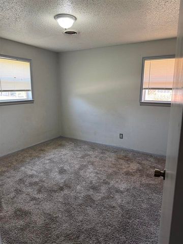 718 SW Ranch Oak Blvd, Lawton, OK 73501