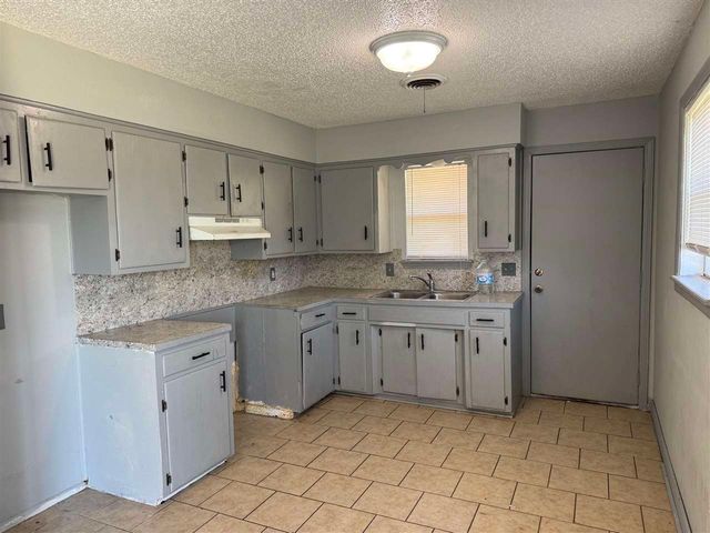 718 SW Ranch Oak Blvd, Lawton, OK 73501