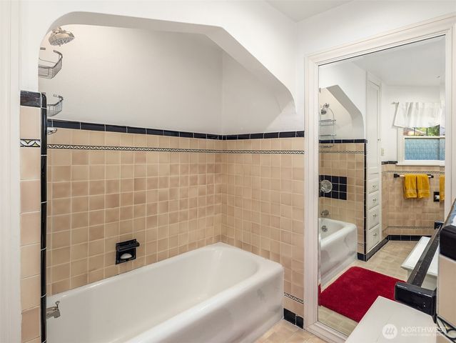 3333 43rd Avenue NE, Seattle, WA 98105