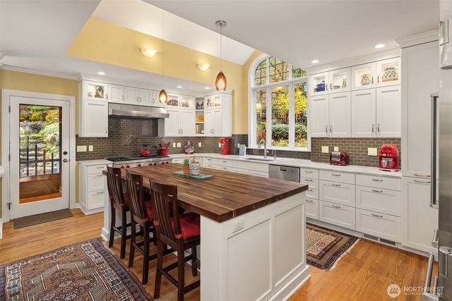 3333 43rd Avenue NE, Seattle, WA 98105