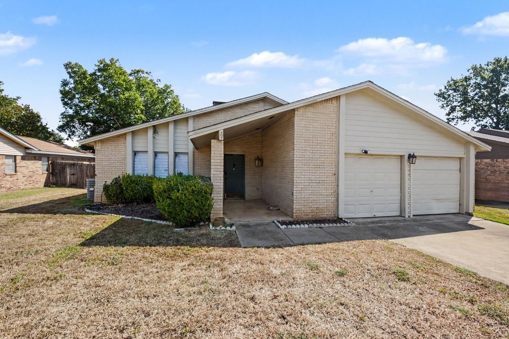 3208 Sapphire Street, Bedford, TX 76021 — exterior
