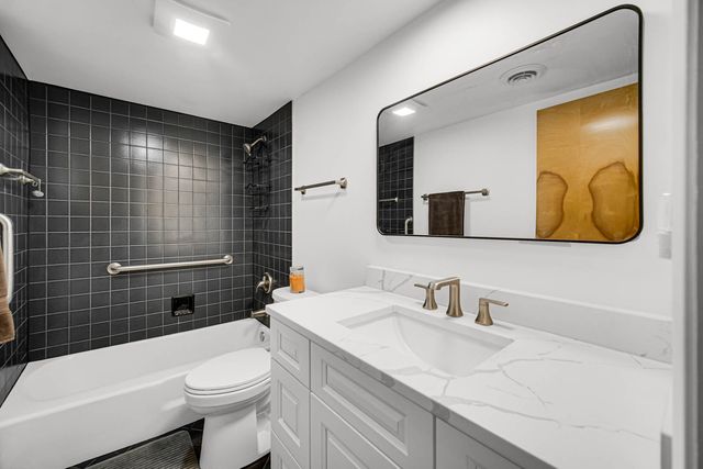 1030 S Fernandez Avenue S 4-M, Arlington Heights, IL 60005