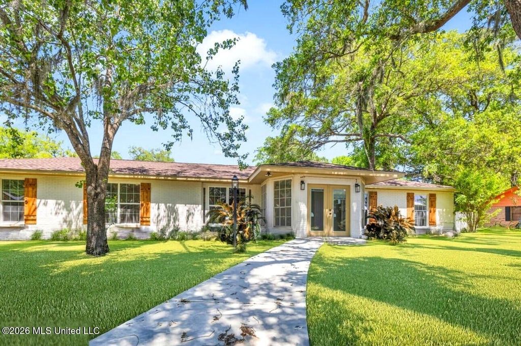 2723 Briarwood Circle, Moss Point, MS 39563