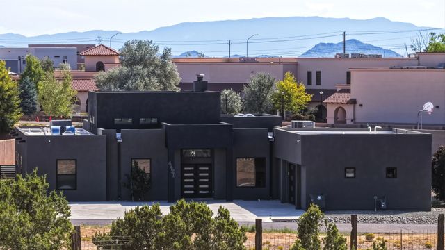 4421 Mission Bend, Santa Fe, NM 87507