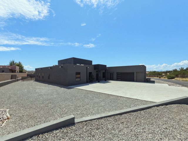 4421 Mission Bend, Santa Fe, NM 87507