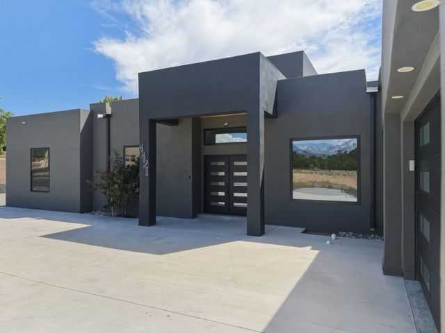 4421 Mission Bend, Santa Fe, NM 87507