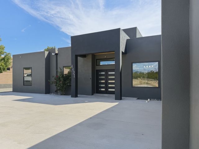 4421 Mission Bend, Santa Fe, NM 87507