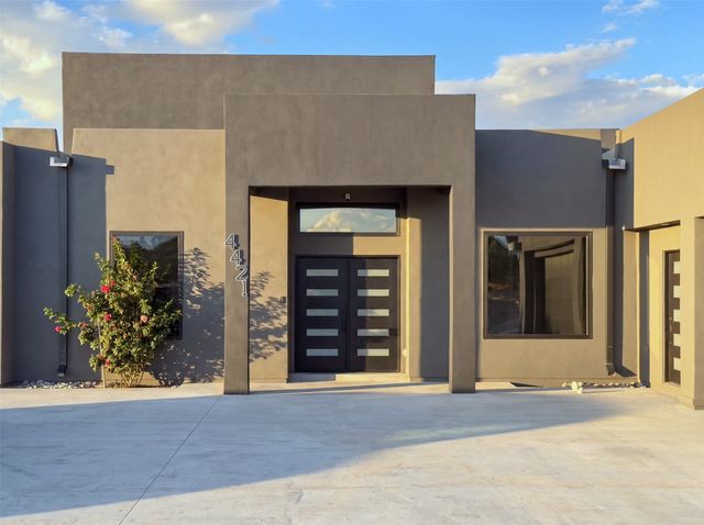 4421 Mission Bend, Santa Fe, NM 87507