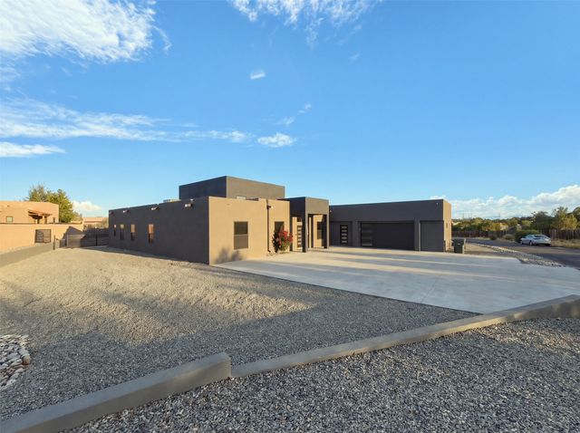 4421 Mission Bend, Santa Fe, NM 87507