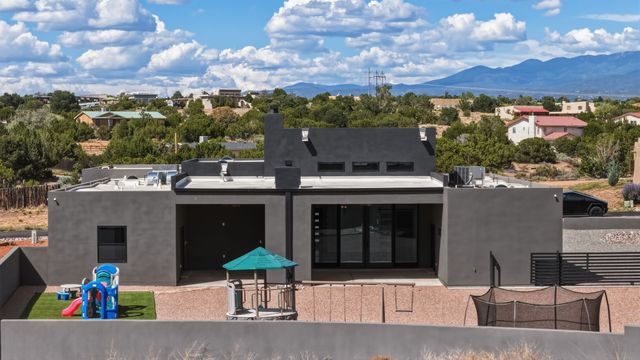 4421 Mission Bend, Santa Fe, NM 87507