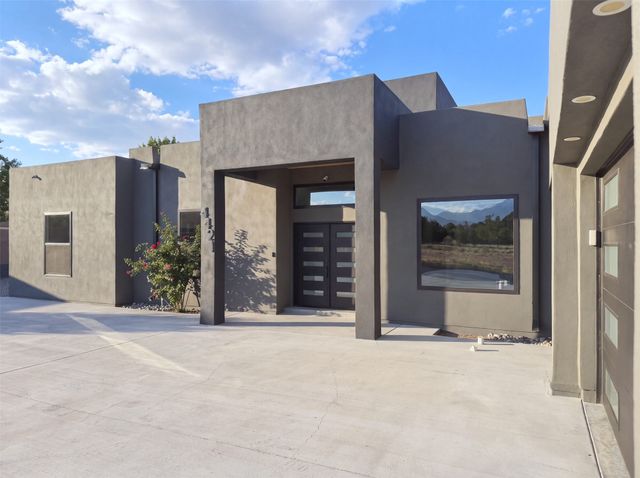 4421 Mission Bend, Santa Fe, NM 87507