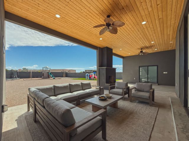 4421 Mission Bend, Santa Fe, NM 87507