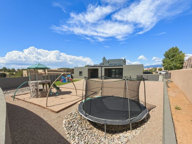 4421 Mission Bend, Santa Fe, NM 87507
