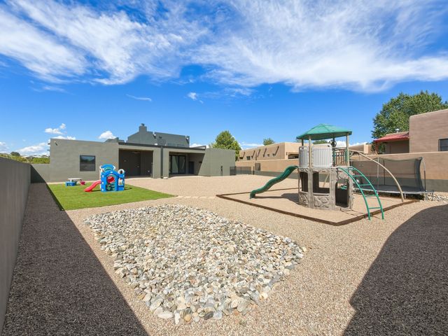 4421 Mission Bend, Santa Fe, NM 87507