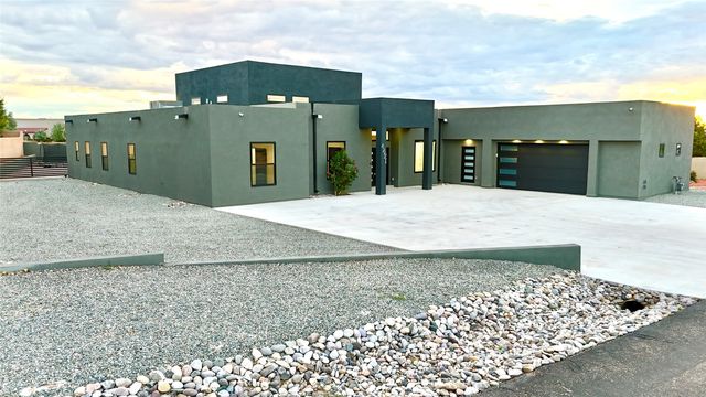 4421 Mission Bend, Santa Fe, NM 87507