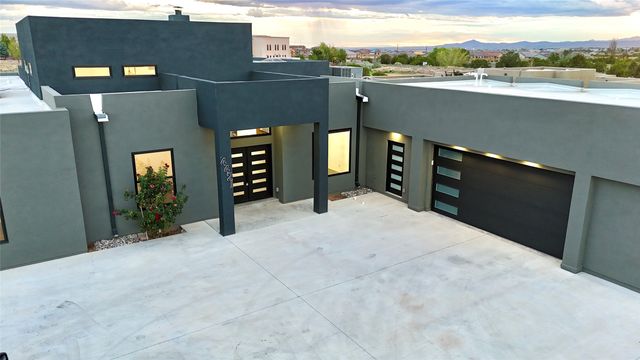 4421 Mission Bend, Santa Fe, NM 87507