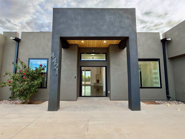 4421 Mission Bend, Santa Fe, NM 87507