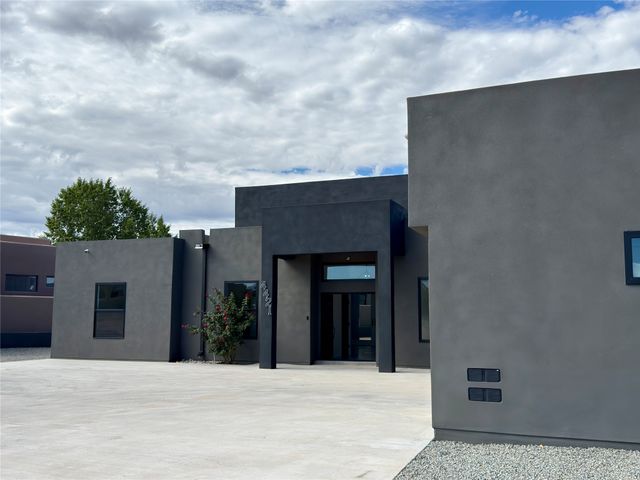 4421 Mission Bend, Santa Fe, NM 87507