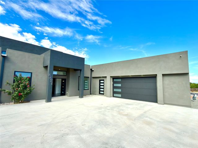 4421 Mission Bend, Santa Fe, NM 87507