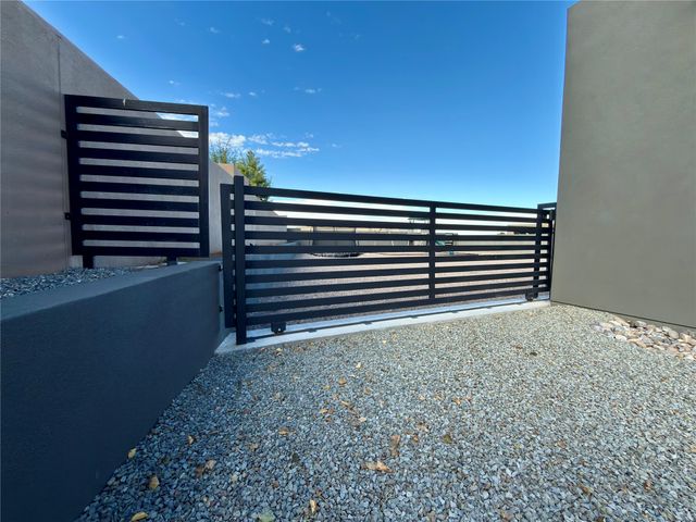 4421 Mission Bend, Santa Fe, NM 87507