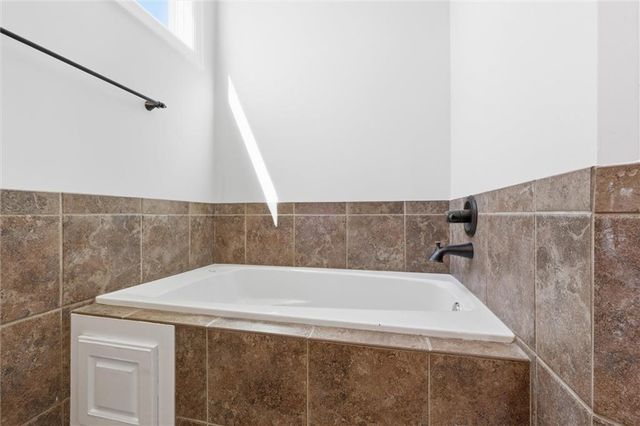 17368 254th Street, Tonganoxie, KS 66086