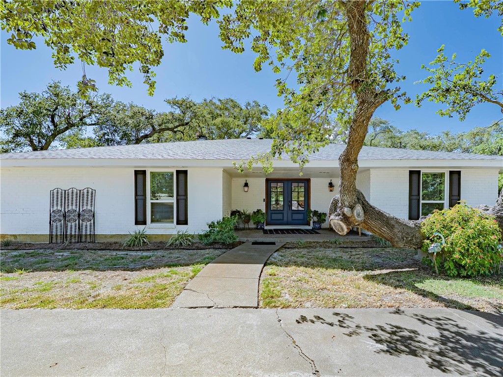 2011 Cochran Lane, Rockport, TX 78382 — photo 2